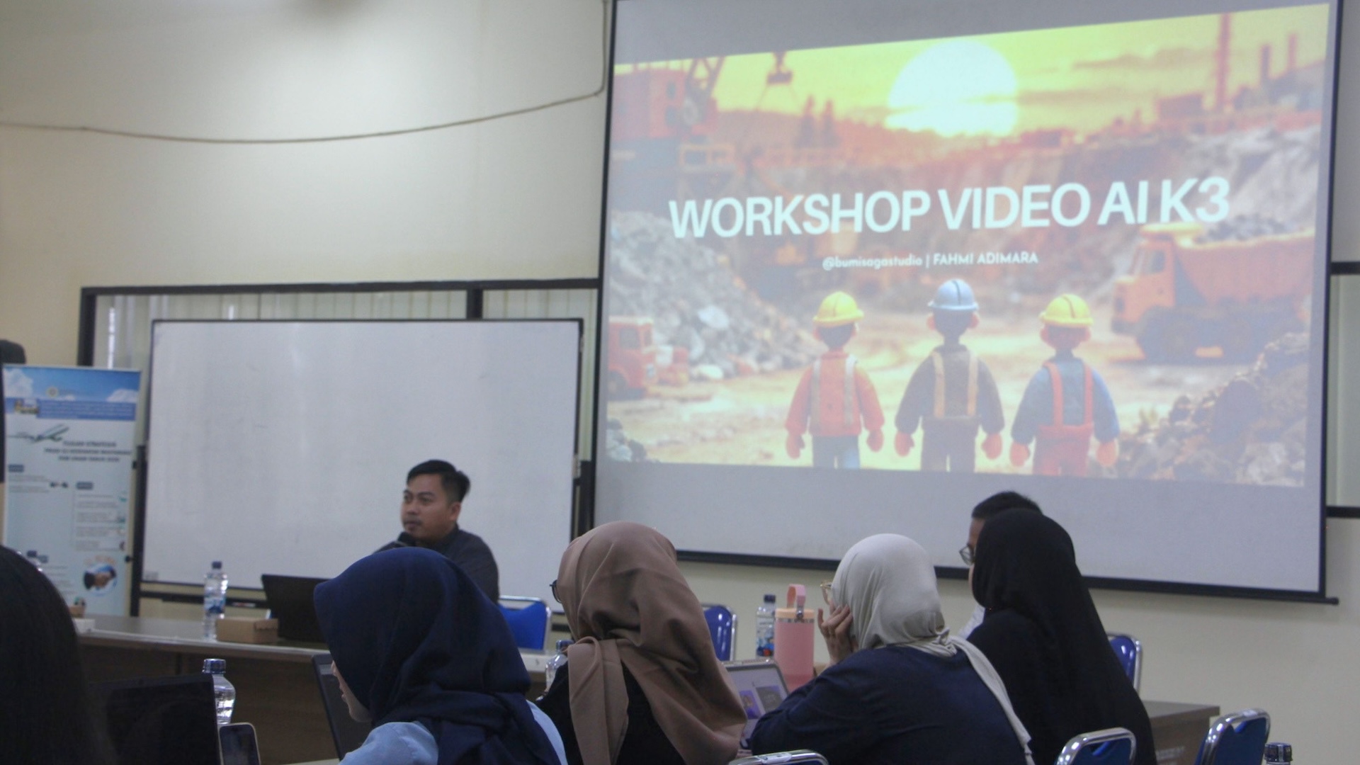 Praktisi Video AI Jawa Timur Fahmi Adimara Memberikan Workshop Kepada Mahasiswa S2 K3 FKM Unair